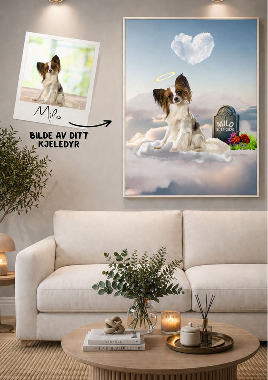 Minneplakat for hund i hvit ramme over sofa i stue – personlig plakat med bilde av Yorkshire Terrier på grønn eng med teksten Savn av mitt kjæledyr, i grønn og beige fargepalett