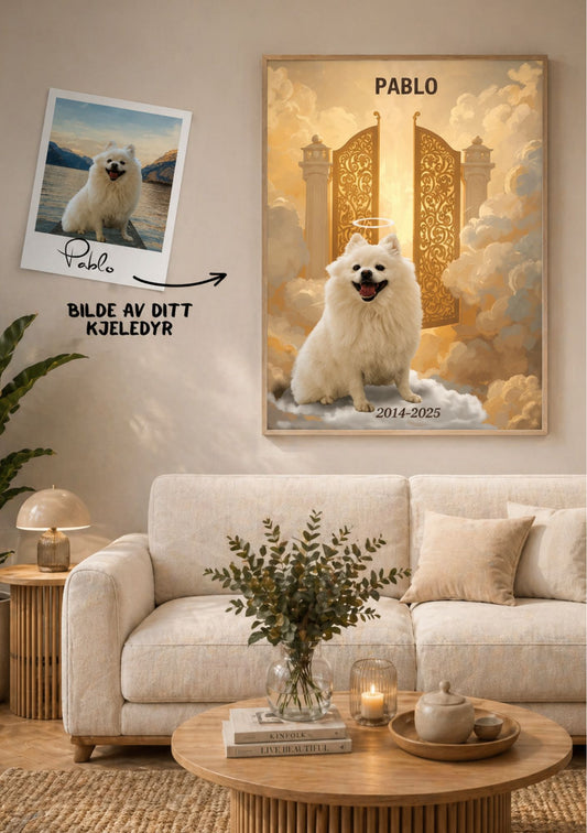 Minneplakat for hund i hvit ramme over sofa i stue – personlig plakat med bilde av Yorkshire Terrier på skyer med teksten Savn av mitt kjæledyr, i blå og hvit fargepalett 
