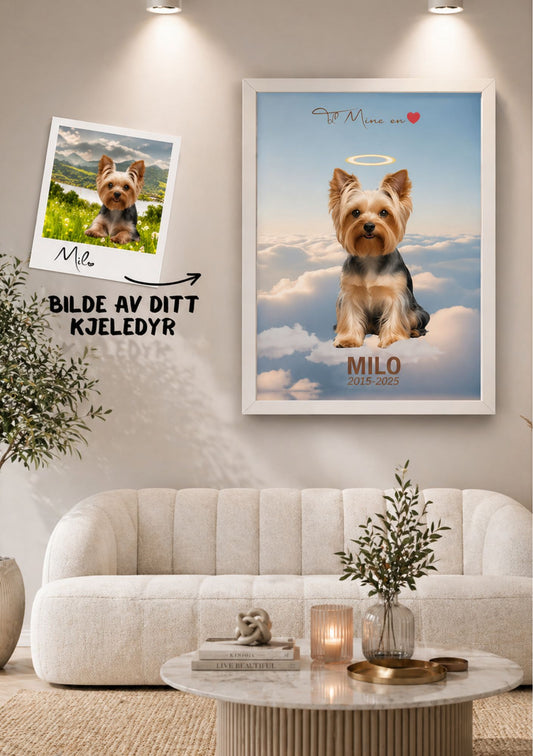 Minneplakat for hund i lys ramme over sofa i stue – personlig plakat med bilde av sort og hvit hund på skyer med hjerte og teksten Savn av mitt kjæledyr, i blå og hvit fargepalett