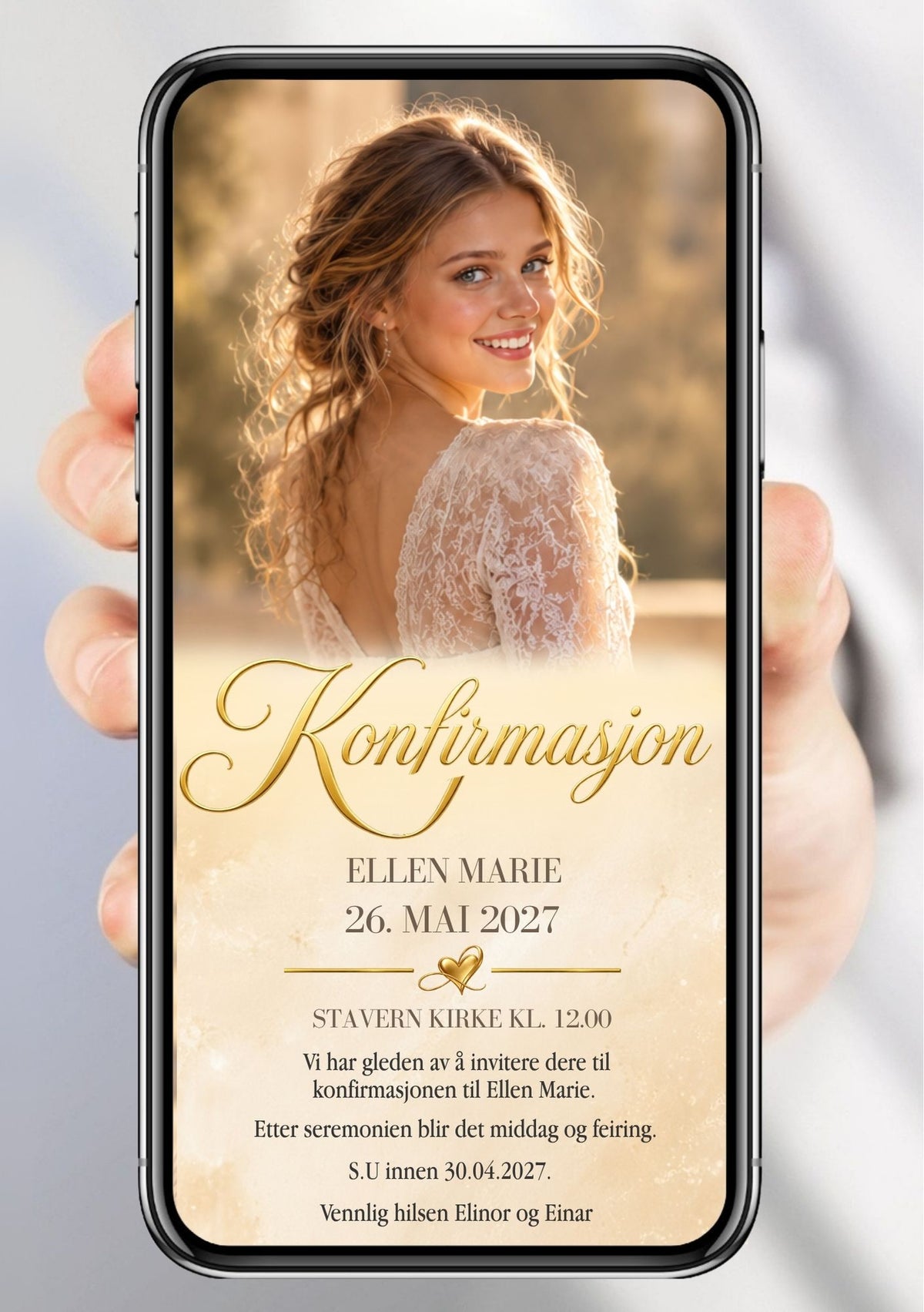 Digital konfirmasjonsinvitasjon på mobil med portrett i varmt lys, gullskrift og kremfargede detaljer.