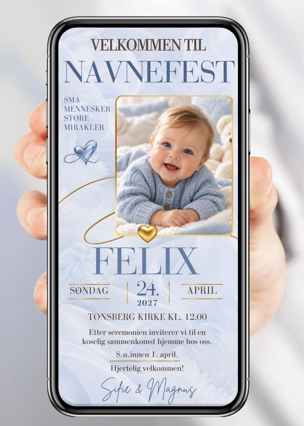 Navnefestinvitasjon vist på mobil, med babybilde i avrundet gullramme, blå skrift og dekorative hjerter på lyseblå marmorert bakgrunn.