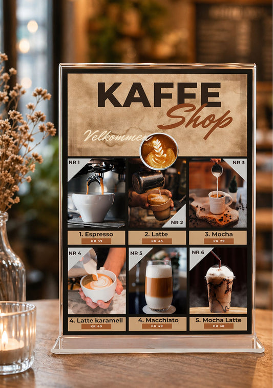 Kafémeny i akrylramme på trebord – stilig menydesign med teksten Kaffe Shop Velkommen, seks kaffebilder med navn og priser i beige og brun fargepalett