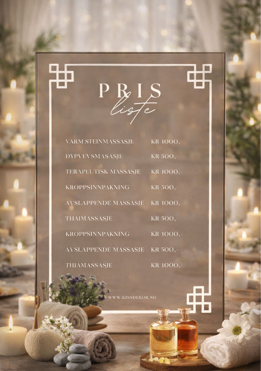 Prisliste i mørk ramme på trebord med stearinlys og parfyme – design med geometrisk mønster og teksten Prisliste med tjenester og priser, i brun og gull fargepalett