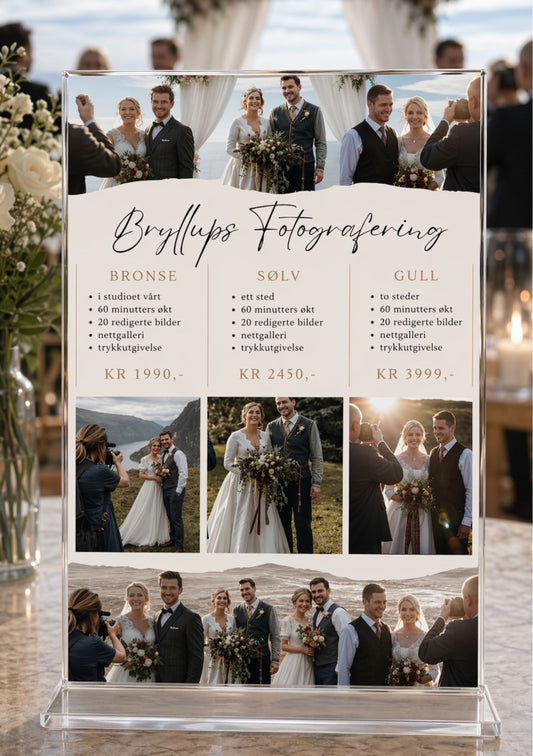 Prisliste i akrylramme på bryllupsdekorert bord – design for Bryllups Fotografering med tre pakker: Bronse kr 1990, Sølv kr 2450 og Gull kr 3999, med bryllupsbilder i hvit og beige fargepalett