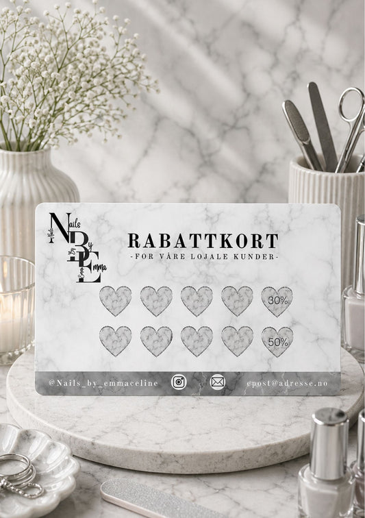 Rabattkort for neglsalong på marmorbrett med blomster og neglverktøy – design for Nails by Emma med NBE-logo, teksten Rabattkort For våre lojale kunder, ti glasshjerter med 30% og 50% rabatt, i grå marmorfargepalett med kontaktinfo 