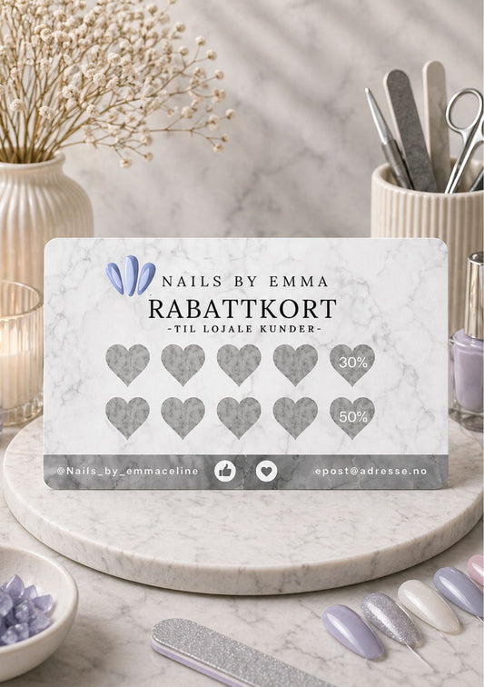 Rabattkort for neglsalong på marmorbrett med blomster og neglverktøy – design for Nails by Emma med blå negldekorasjon, teksten Rabattkort Til lojale kunder, åtte marmorhjerter med 30% og 50% rabatt, i grå marmorfargepalett med kontaktinfo 
