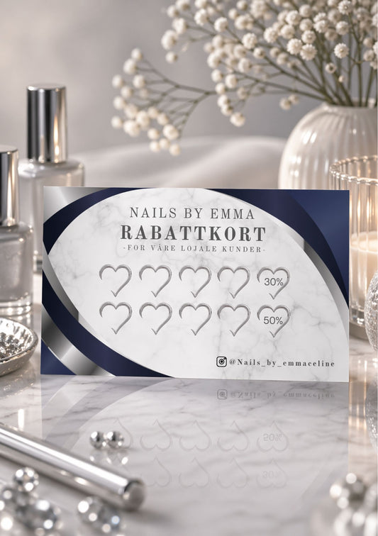 Rabattkort for neglsalong i marmordesign – design for Nails by Emma med ti sølvhjerter, teksten Rabattkort for våre lojale kunder og 30% og 50% rabatt, i marmorgrå og marineblå fargepalett med sølvdetaljer