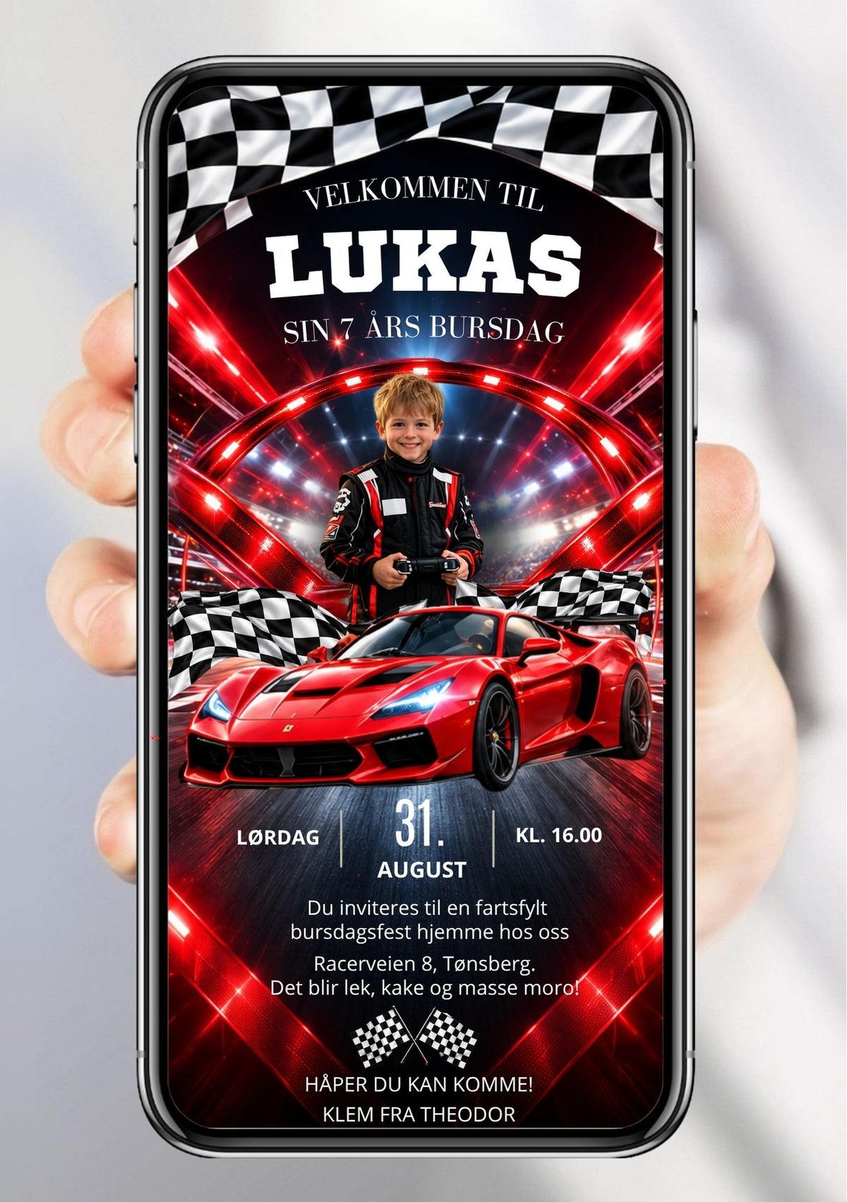 Digital bursdagsinvitasjon med barnefoto i racerdress foran rød Ferrari på sort racerbane med røde tunneleffekter, rutet flagg på begge sider, navn i store bokstaver, dato og klokkeslett