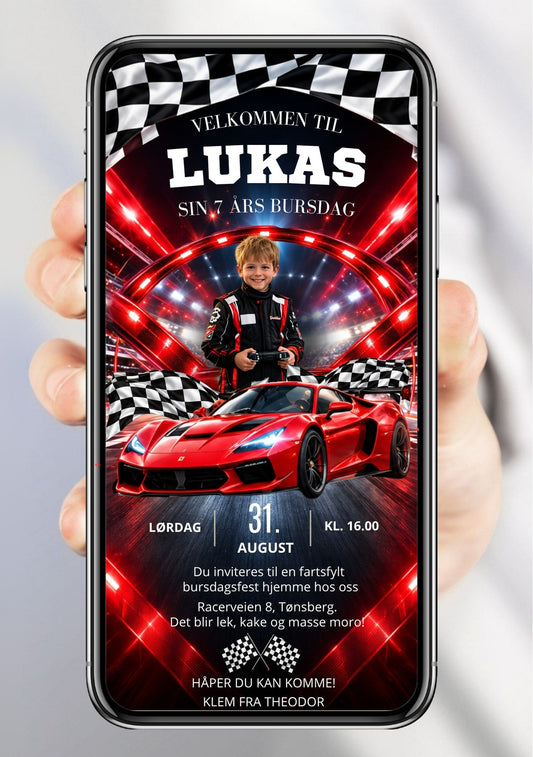 Digital bursdagsinvitasjon med barnefoto i racerdress foran rød Ferrari på sort racerbane med røde tunneleffekter, rutet flagg på begge sider, navn i store bokstaver, dato og klokkeslett