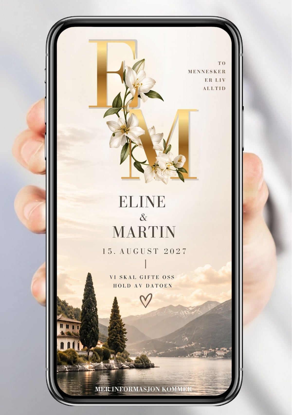 Save the Date med store gullbokstaver E og M, hvite liljer, rundt brudefoto integrert i monogrammet, italiensk innsjølandskap og teksten "Vi skal gifte oss – Hold av datoen"