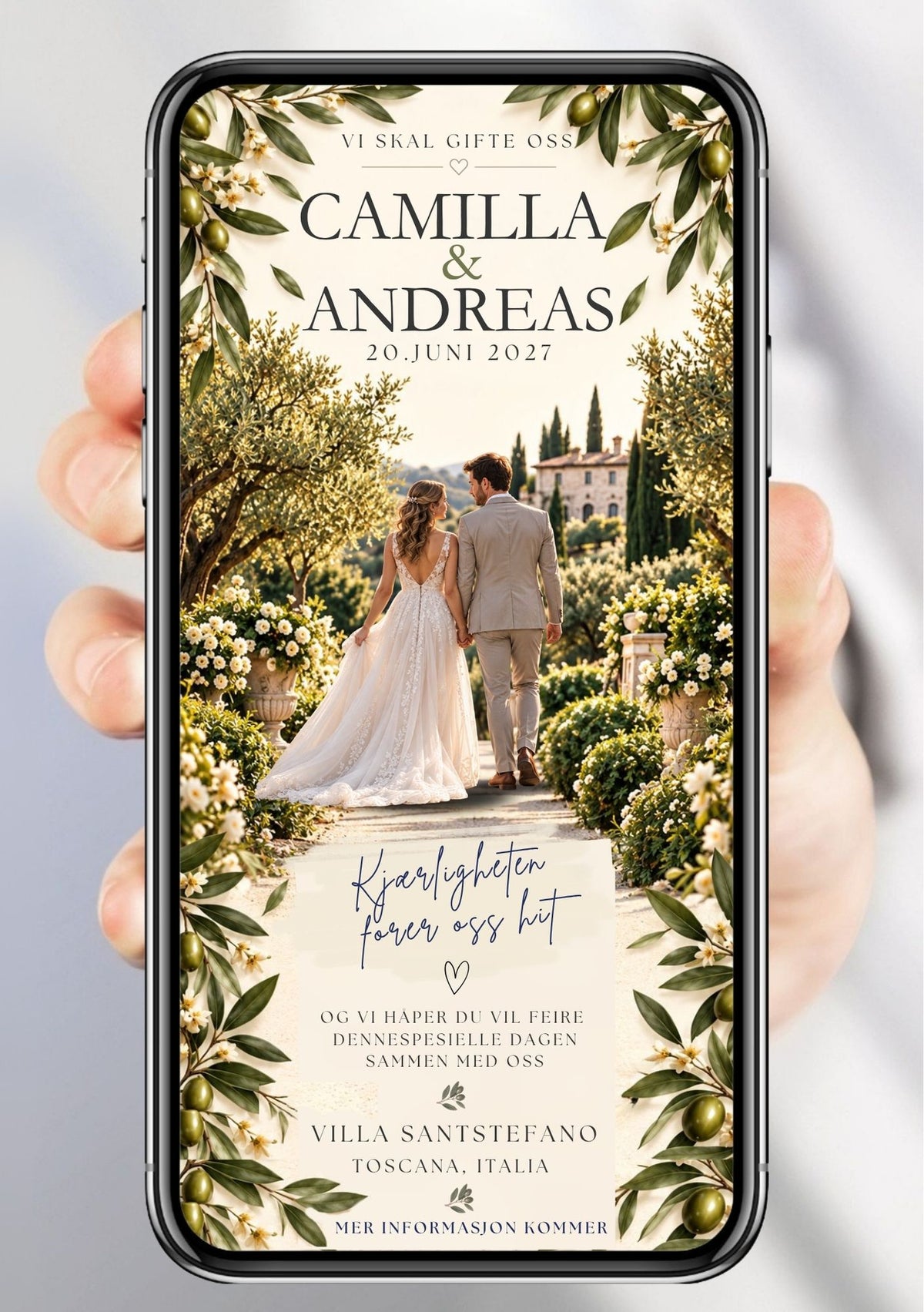 Hånd holder mobiltelefon med Save the Date med brudepar som går hånd i hånd i toskansk olivenhage med villa i bakgrunnen