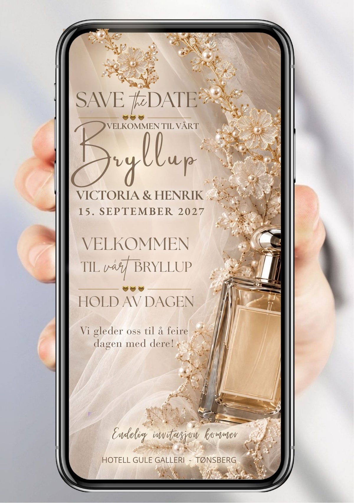 Save the Date med beige/champagne bakgrunn, gypsophila-grener øverst, gullfarget parfymeflaske, håndskrifttittel "Bryllup" og teksten "Velkommen til vårt bryllup – Hold av dagen"