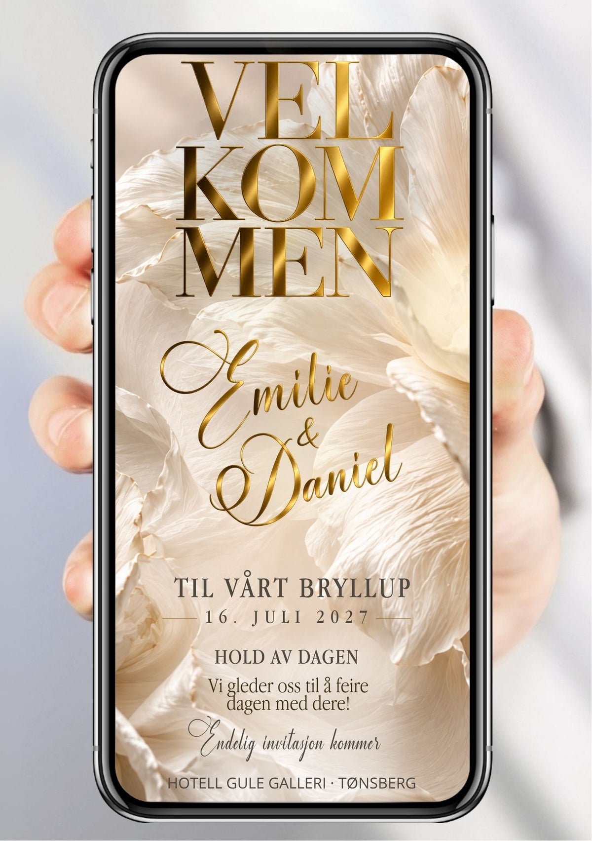 Save the Date med store hvite peonblomsterblader som bakgrunn, store gullbokstaver "VELKOMMEN", gullhåndskriftnavn, bryllupsdato og teksten "Hold av dagen" på ivory bakgrunn