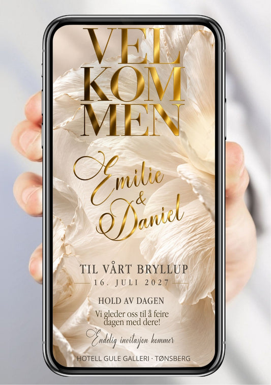Save the Date med store hvite peonblomsterblader som bakgrunn, store gullbokstaver "VELKOMMEN", gullhåndskriftnavn, bryllupsdato og teksten "Hold av dagen" på ivory bakgrunn