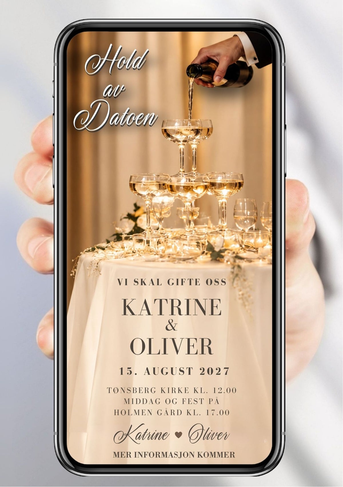 Save the Date med champagnetårn og lysekjede på beige bakgrunn, håndskrift "Hold av Datoen" øverst, store blokk-navn, bryllupsdato, sted og håndskriftnavn nederst