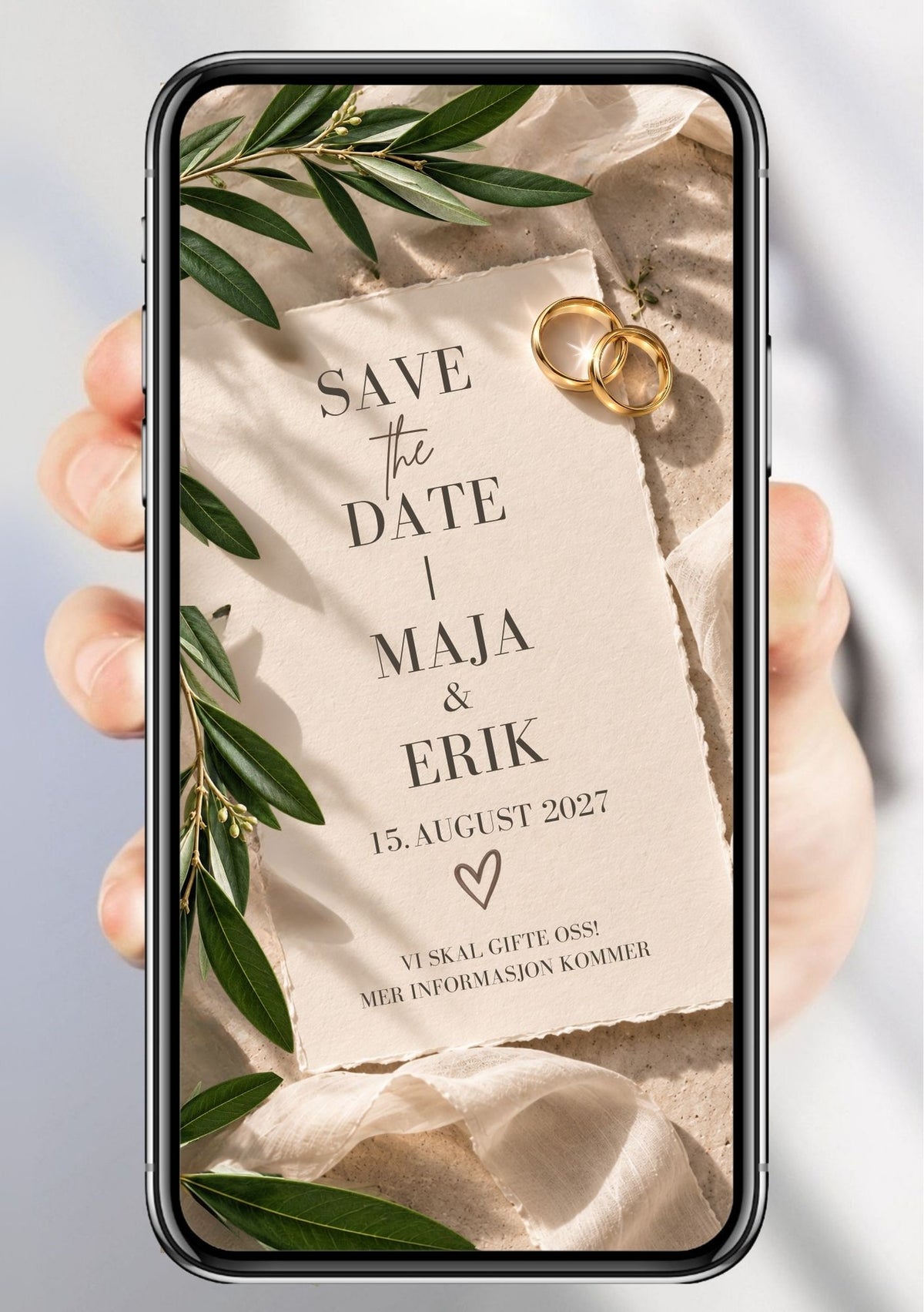 Save the Date med revet beige papirkort, teksten "Save the Date", gullringer, olivengrener rundt kortet, store blokk-navn, bryllupsdato og hjerte på beige bakgrunn