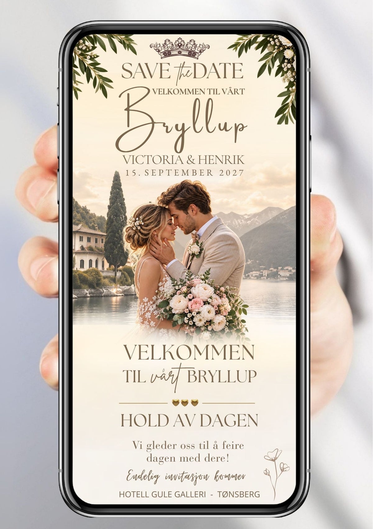 Save the Date med brudepar ansikt til ansikt med blomsterbukett foran italiensk innsjølandskap, olivengrener og gullkrone øverst, teksten "Hold av dagen" på ivory bakgrunn