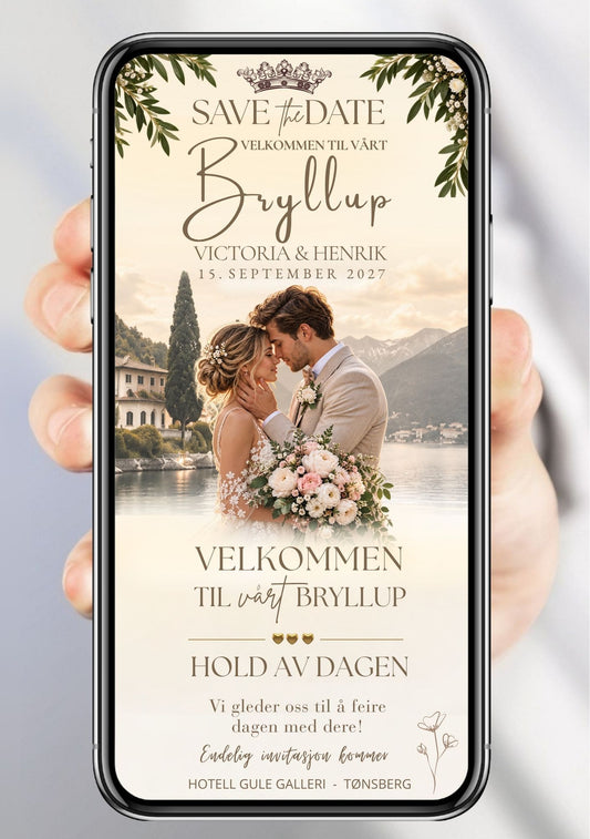 Save the Date med brudepar ansikt til ansikt med blomsterbukett foran italiensk innsjølandskap, olivengrener og gullkrone øverst, teksten "Hold av dagen" på ivory bakgrunn