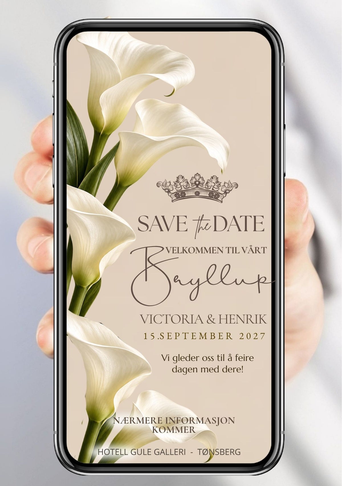 Save the Date med store hvite kallaliljer langs siden, gullkrone øverst, håndskrifttittel "Bryllup", brudepar-navn, dato og teksten "Nærmere informasjon kommer" på beige bakgrunn