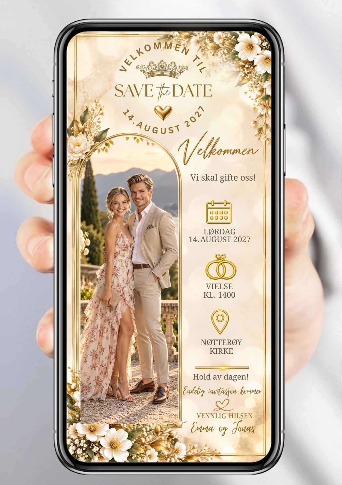 Save the Date vist på mobil med bilde av et par i en buet gullramme, hvite blomster, krone og gylne ikoner for dato, vielse og sted.
