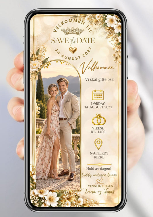 Save the Date vist på mobil med bilde av et par i en buet gullramme, hvite blomster, krone og gylne ikoner for dato, vielse og sted.