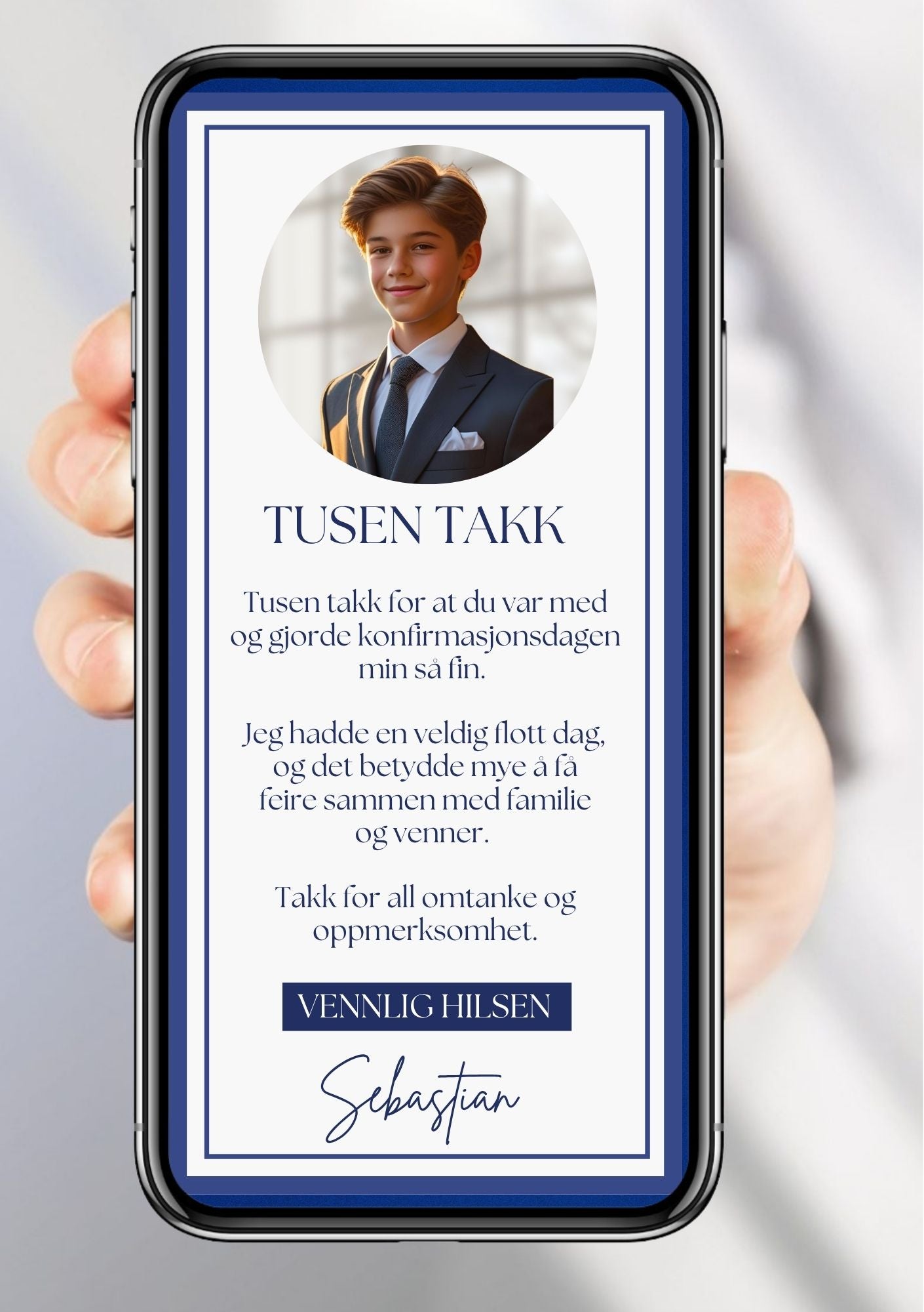 Mobil takkekort konfirmasjon gutt med rundt portrettbilde i dress, marineblå ramme og håndskrevet navn på hvit bakgrunn