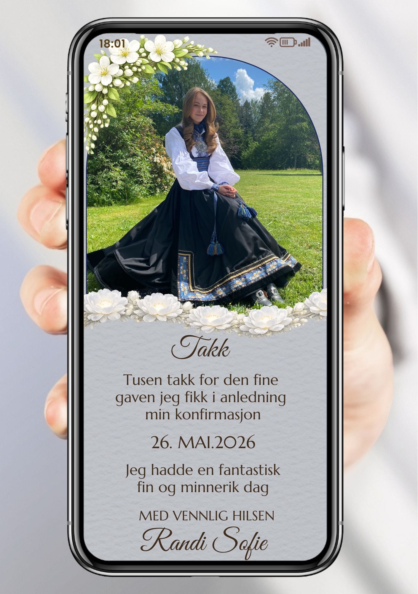 Mobil takkekort konfirmasjon jente i bunad med rundt bilde og håndskrevet navn på blå bakgrunn
