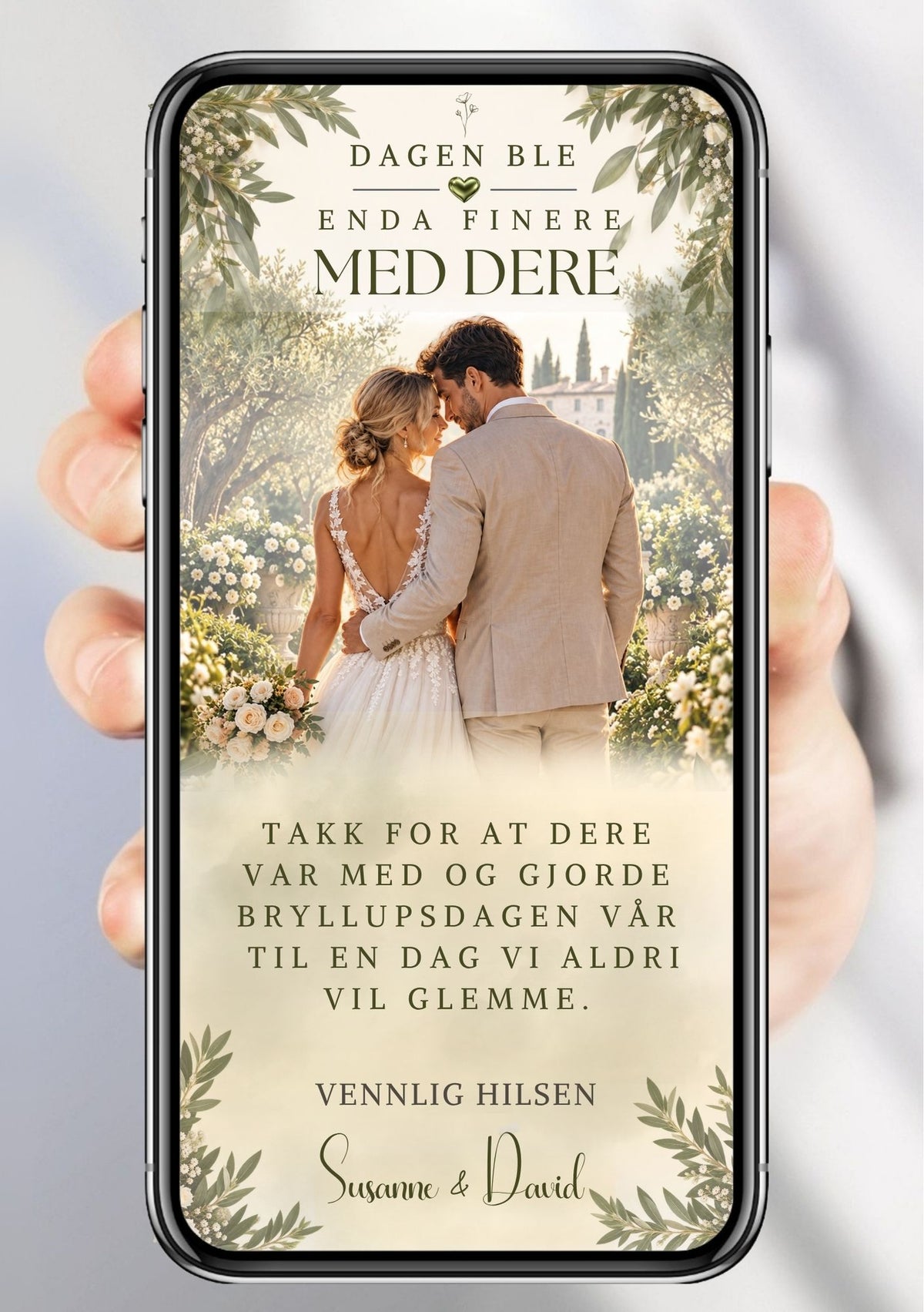 Bryllupsinvitasjon med brudepar hånd i hånd i blomstrende olivenhage foran toskansk herregård, olivengrener rundt, teksten "Velkommen til vårt bryllup", navn, dato, sted og "Mer informasjon kommer"