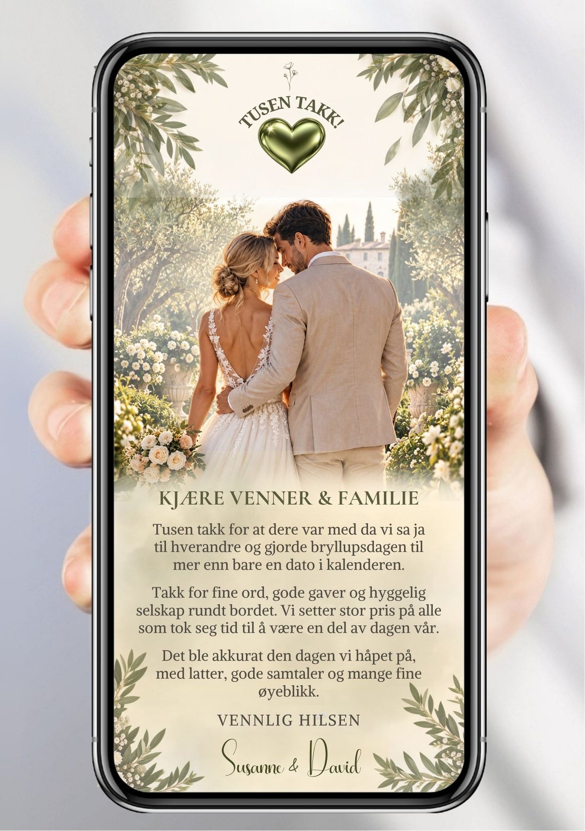 Takkekort med brudepar hånd i hånd i blomstrende olivenhage foran toskansk herregård, grønt hjerte og teksten "Tusen takk" øverst, takketekst og håndskriftnavn "Susanne & David"