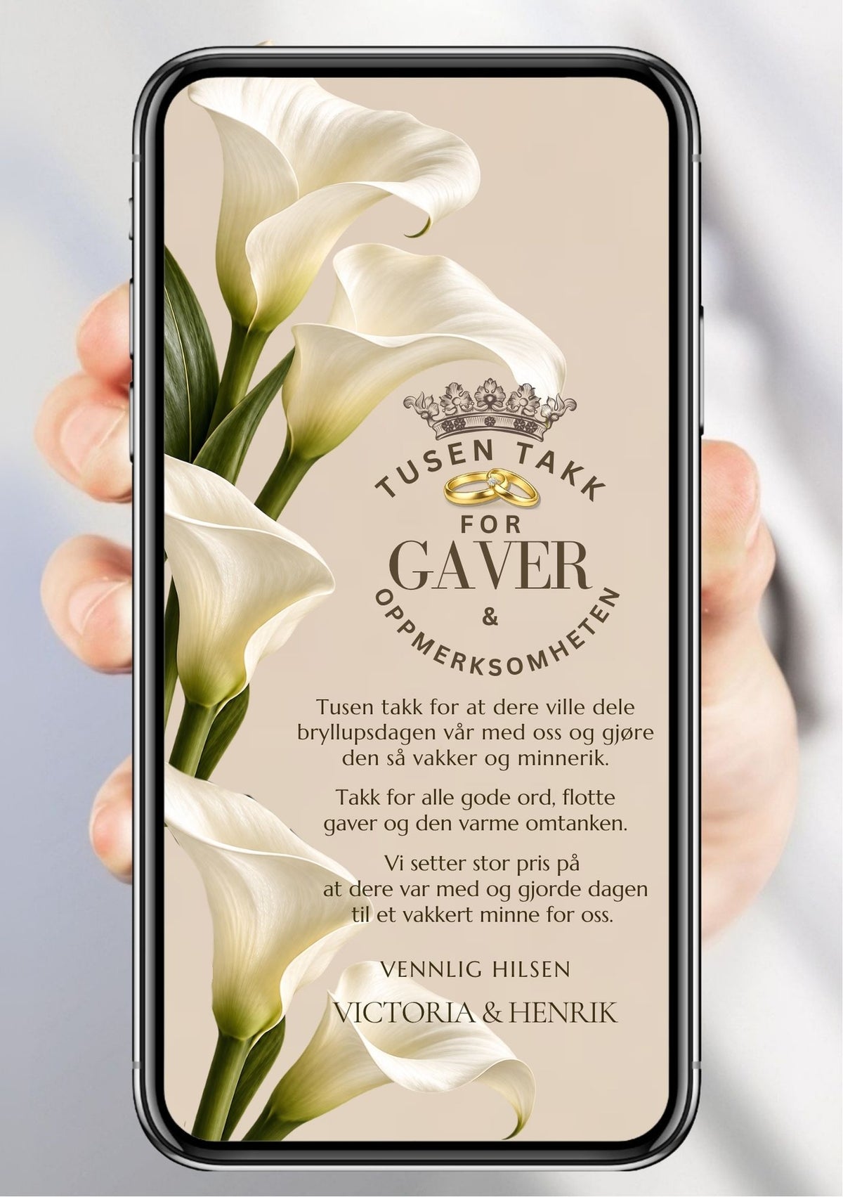 Takkekort med store hvite kallaliljer langs venstre side, sirkulær tekst "Tusen takk for gaver og oppmerksomheten", gullringer og takketekst med navn "Victoria & Henrik" på beige bakgrunn