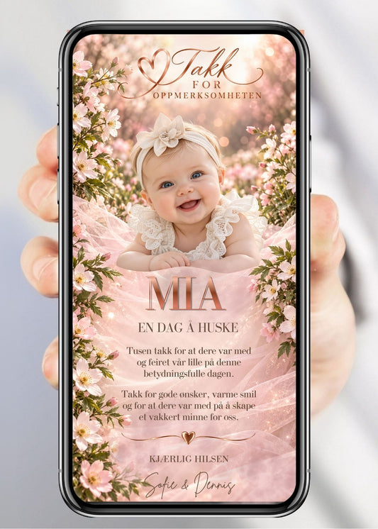 Digitalt takkekort til dåp og navnefest med babyfoto omgitt av rosa blomstereng i solskinn, "Takk for oppmerksomheten", barnets navn i rosegull, "En dag å huske" og "Kjærlig hilsen" med foreldrenes navn
