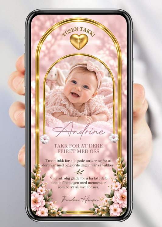 Digitalt takkekort til dåp og navnefest med babyfoto i lysende gullbue, gullhjerte med kors øverst, rosa blomster og grønne blader nederst, barnets navn i gullhåndskrift, "Takk for at dere feiret med oss" og "Familien" på rosa/blush bakgrunn