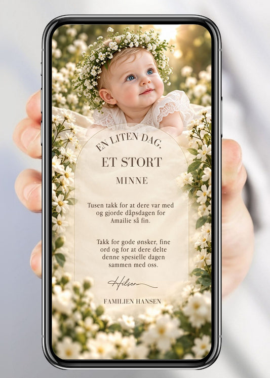 Digitalt takkekort til dåp og navnefest med babyfoto i solrik hvit blomstereng med margeritter, gullhjerte, barnets navn i gull, takkebeskjed og håndskrift "Klem fra Oss"