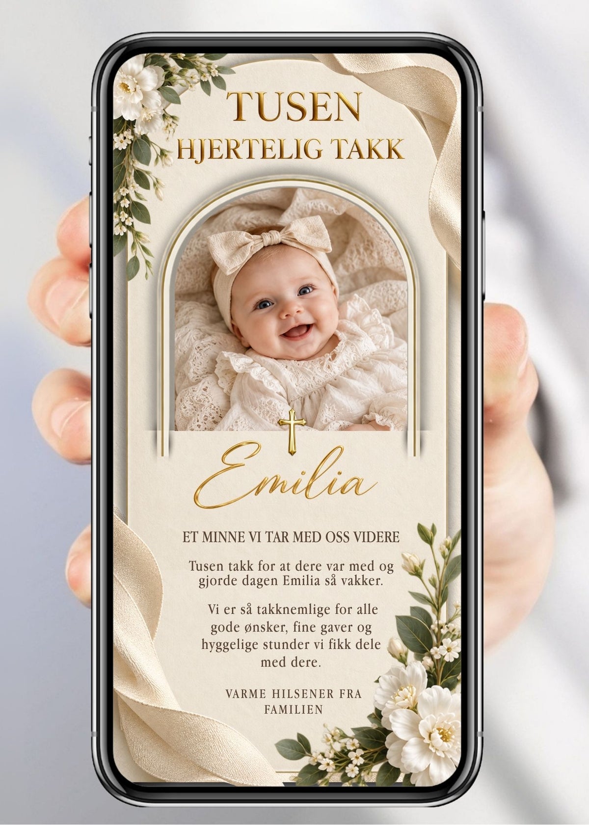 Digitalt takkekort til dåp og navnefest med babyfoto i bueformet ivory ramme, kremfargede silkebånd, gullkors, hvite blomster og grønne blader, barnets navn i gulltekst, "Tusen hjertelig takk" og "Varme hilsener fra Familien" på beige/ivory bakgrunn