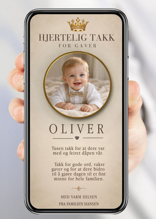 Digitalt takkekort til dåp med babyfoto i sirkulær gullramme, gullkrone øverst, barnets navn i store bokstaver, takkebeskjed og "Med varm hilsen fra Familien" på beige/ivory bakgrunn