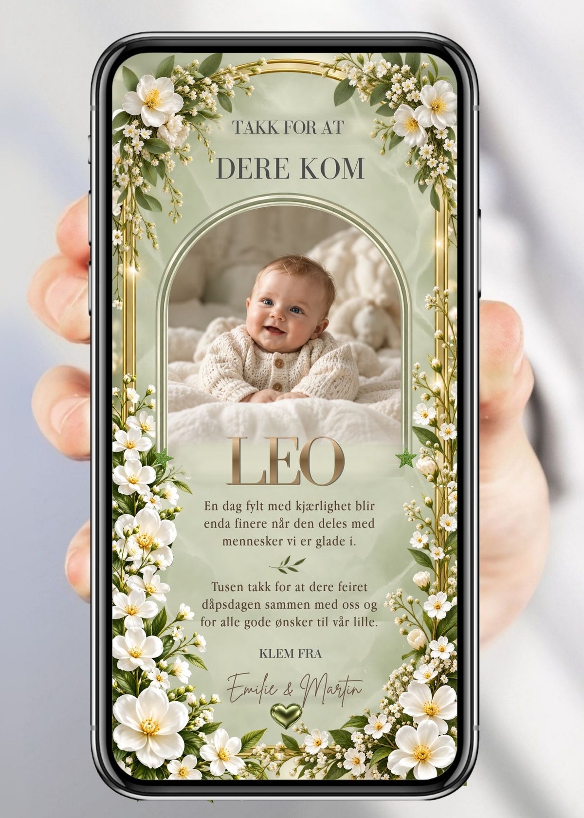 Digitalt takkekort til dåp og navnefest med babyfoto i bueformet gullramme, hvite blomster og gypsophila rundt hele kortet, barnets navn i gullhåndskrift, takkebeskjed og "Klem fra" med foreldrenes navn på sageblå/mintgrønn bakgrunn
