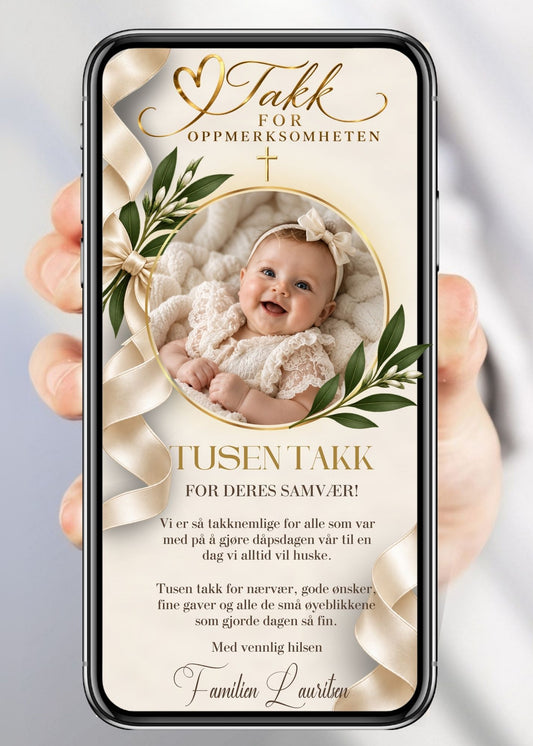 Digitalt takkekort til dåp og navnefest med babyfoto i sirkulær gullramme, kremfargede silkebånd, gullhjerte, gullkors, olivengrener, "Tusen Takk for Deres Samvær!", barnets navn og "Med vennlig hilsen Familien" på ivory/beige bakgrunn