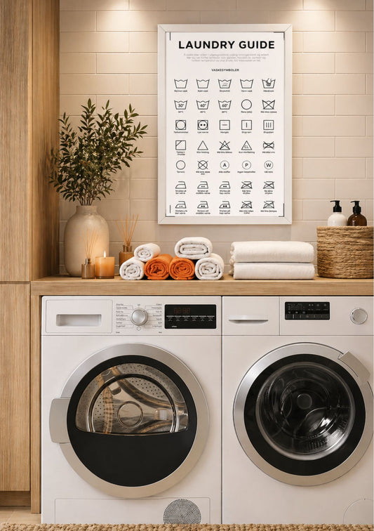 Vaskeromsbilde med vaskesymboler hvit hengende over vaskemaskin - hvit laundry-plakat fra KISS DEKOR
