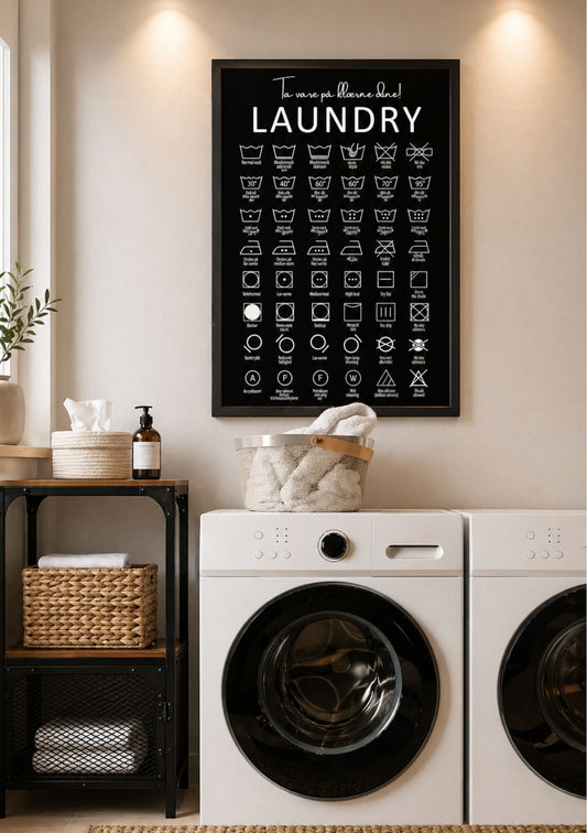 Vaskeromsbilde med vaskesymboler hengende over vaskemaskin - svart laundry-plakat fra KISS DEKOR
