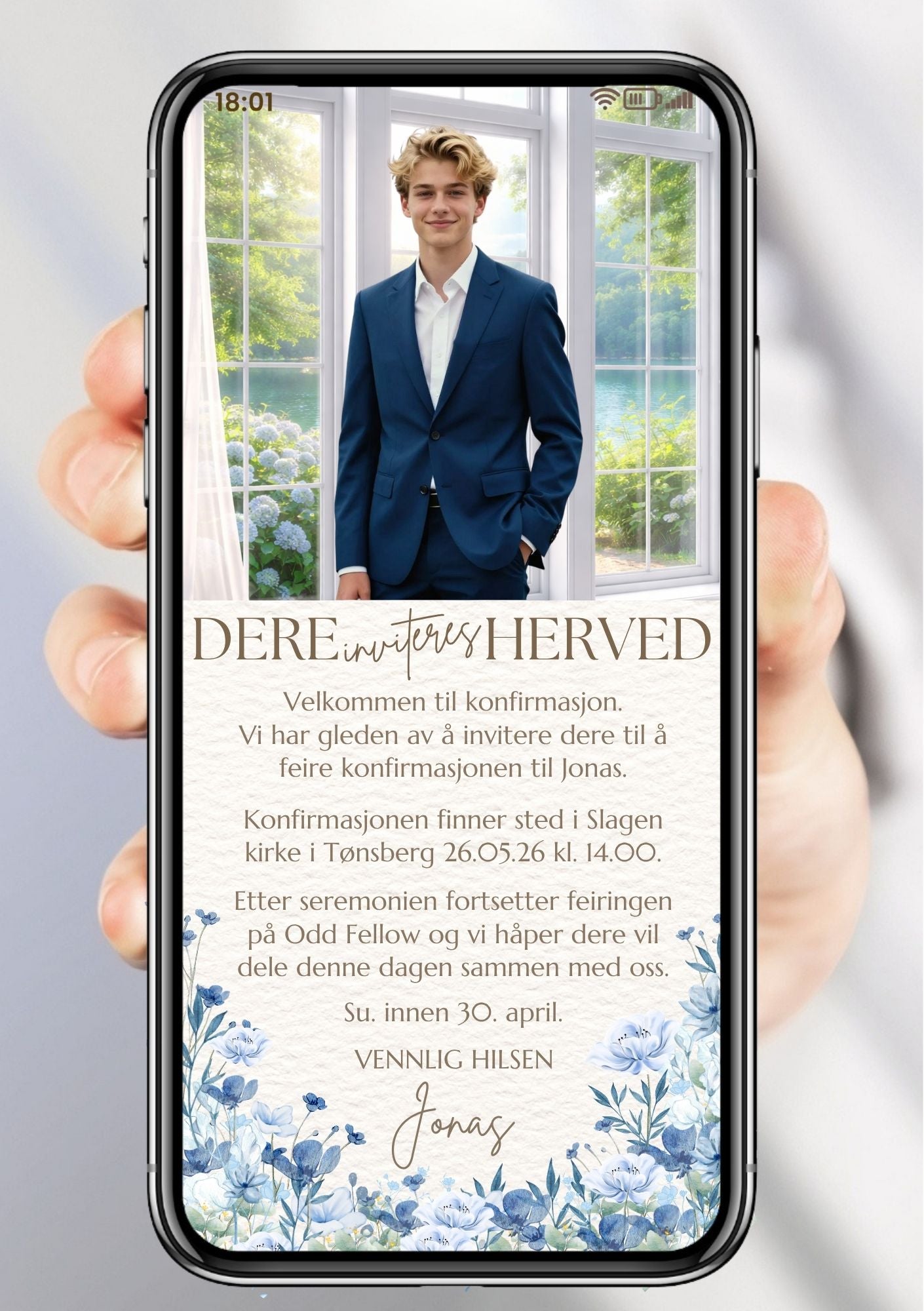 Mobil konfirmasjonsinvitasjon gutt med helbilde i blå dress, blå blomster nederst og håndskrevet navn på kremfarget bakgrunn