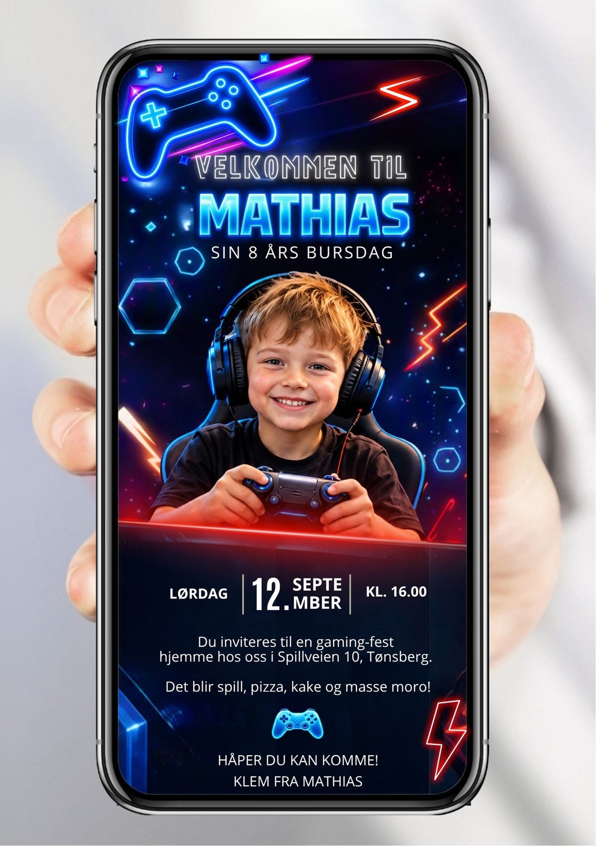 Mobil bursdagsinvitasjon med barnefoto av en gutt med gamingheadset og spillkontroller i gamingstol, neonblått og lilla lys, navn, dato og bursdagsinformasjon