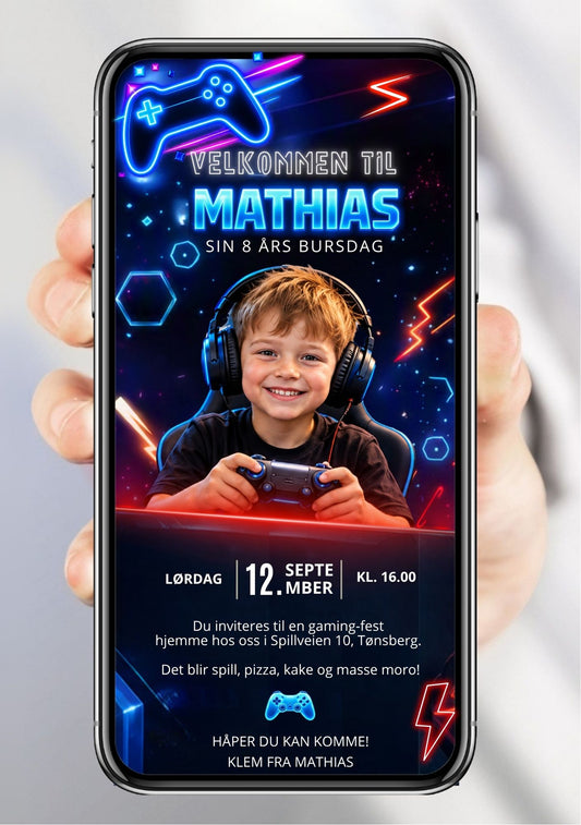 Mobil bursdagsinvitasjon med barnefoto av en gutt med gamingheadset og spillkontroller i gamingstol, neonblått og lilla lys, navn, dato og bursdagsinformasjon