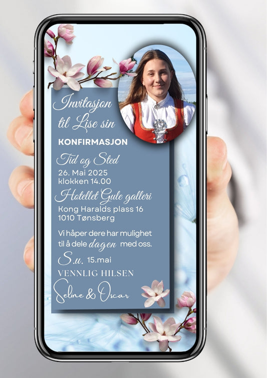Digital konfirmasjonsinvitasjon med blå bakgrunn, lilla blomster, rundt bilde og håndskrevet skrift 