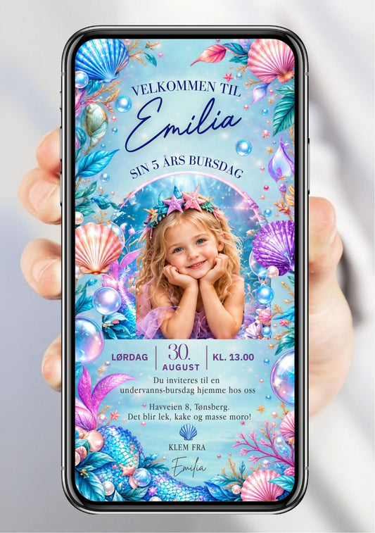 Digital bursdagsinvitasjon med barnefoto av en jente omgitt av skjell, perler, bobler, koraller og glitrende detaljer i blå, lilla og rosa farger